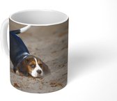 Mok - Een jonge Beagle puppy speelt in het zand - 350 ML - Beker