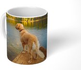 Mok - Koffiemok - Een Golden Retriever kijkend over een prachtig meer - Mokken - 350 ML - Beker - Koffiemokken - Theemok