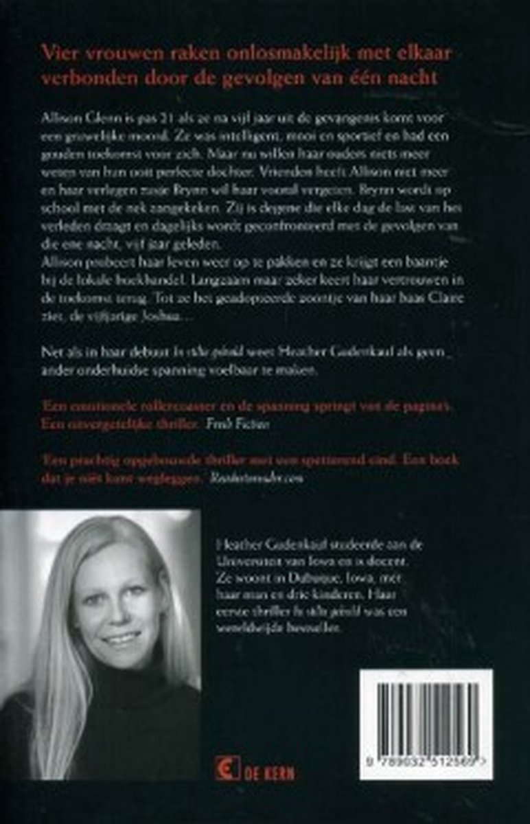 Achterflap van een boek. Een blondine met lange, golvende haren kijkt lachend naar de camera. Rechts de barcode.