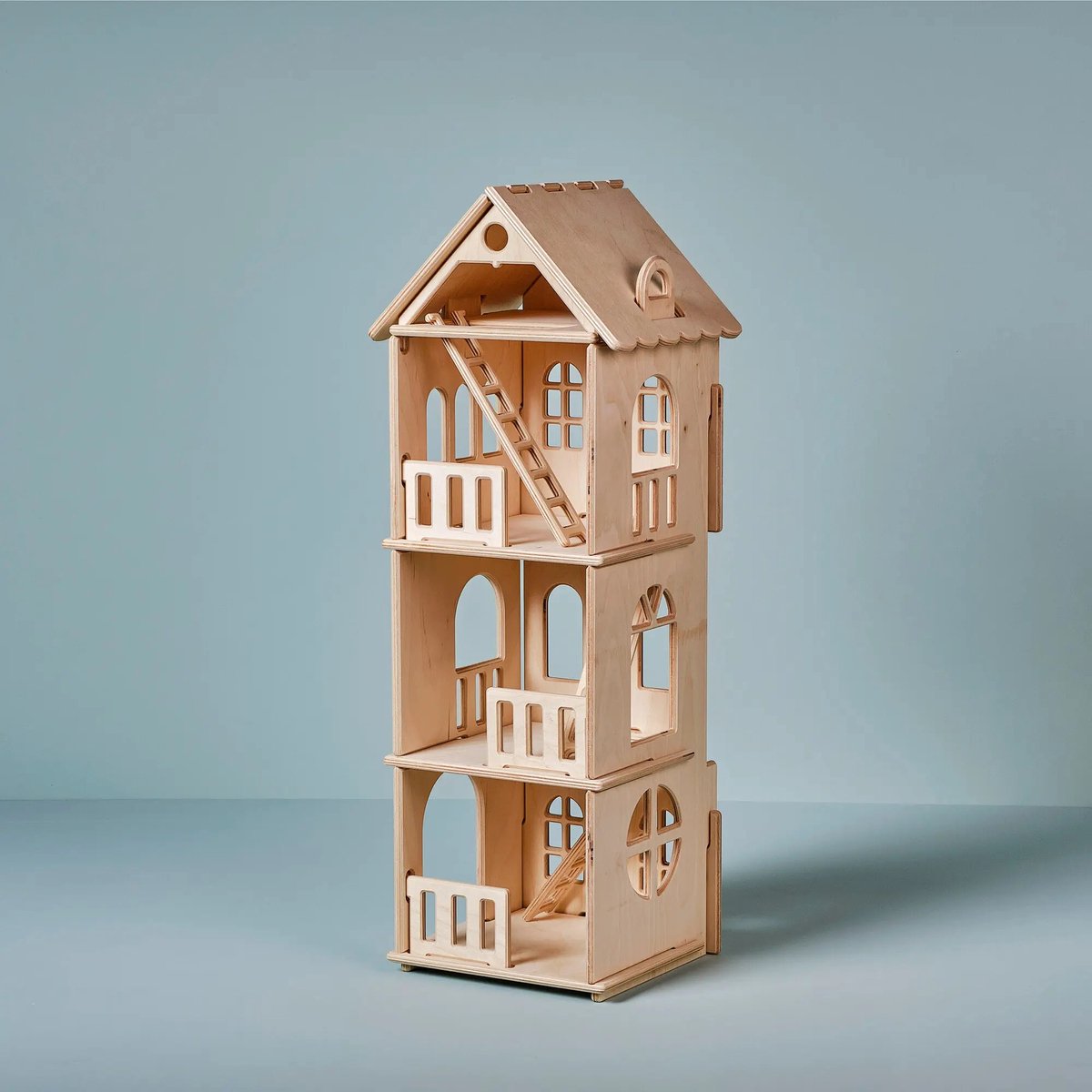 Houten speelgoed Trappenhuis. Voor kinderen vanaf 3 jaar. Gemaakt in Nederland door Lovelties! Een heerlijk speelhuis voor urenlang speelplezier. CE gecertificeerd.