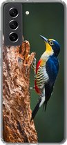 Geschikt voor Samsung Galaxy S21 FE hoesje - Close-up van een kleurrijke vogel op de zijkant van een boomstronk - Siliconen Telefoonhoesje