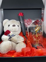 Valentijnscadeau - Cadeau voor hem of haar - Liefde - Trouwen en Love - Valentijn geschenk - Teddybeer - Rozen