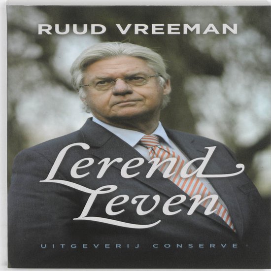 Portret van Ruud Vreeman met bril, grijs haar, in donker pak met gestreept oranje-wit-blauw stropdas. Tekst: Lerend Leven.