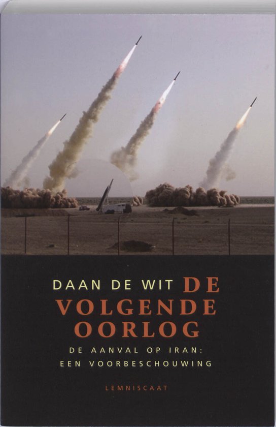 Boekcover met titel 'Daan de Wit de volgende oorlog'. Vier raketten stijgen op.