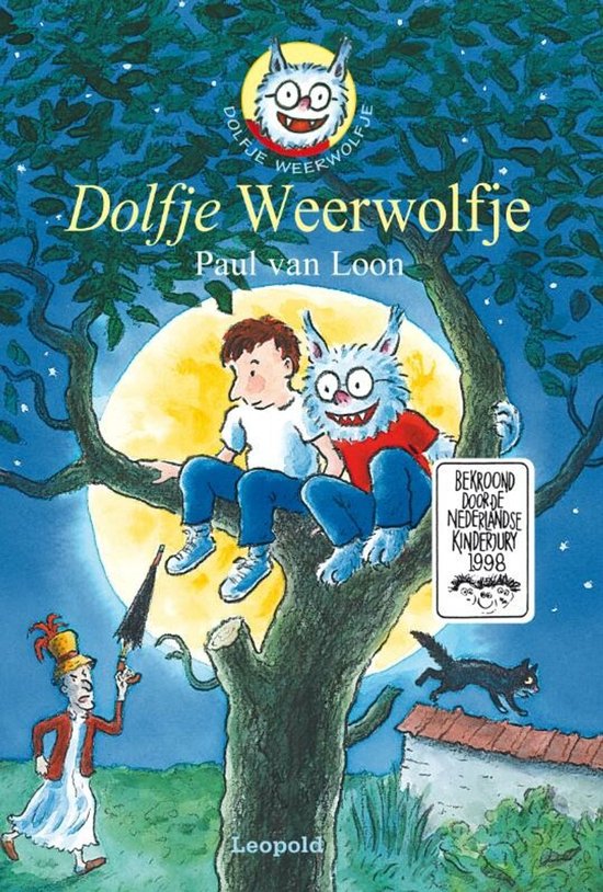 Dolfje Weerwolfje op de cover van het gelijknamige boek, zittend in een boom met een jongen. Een kat en een clown zijn ook te zien.