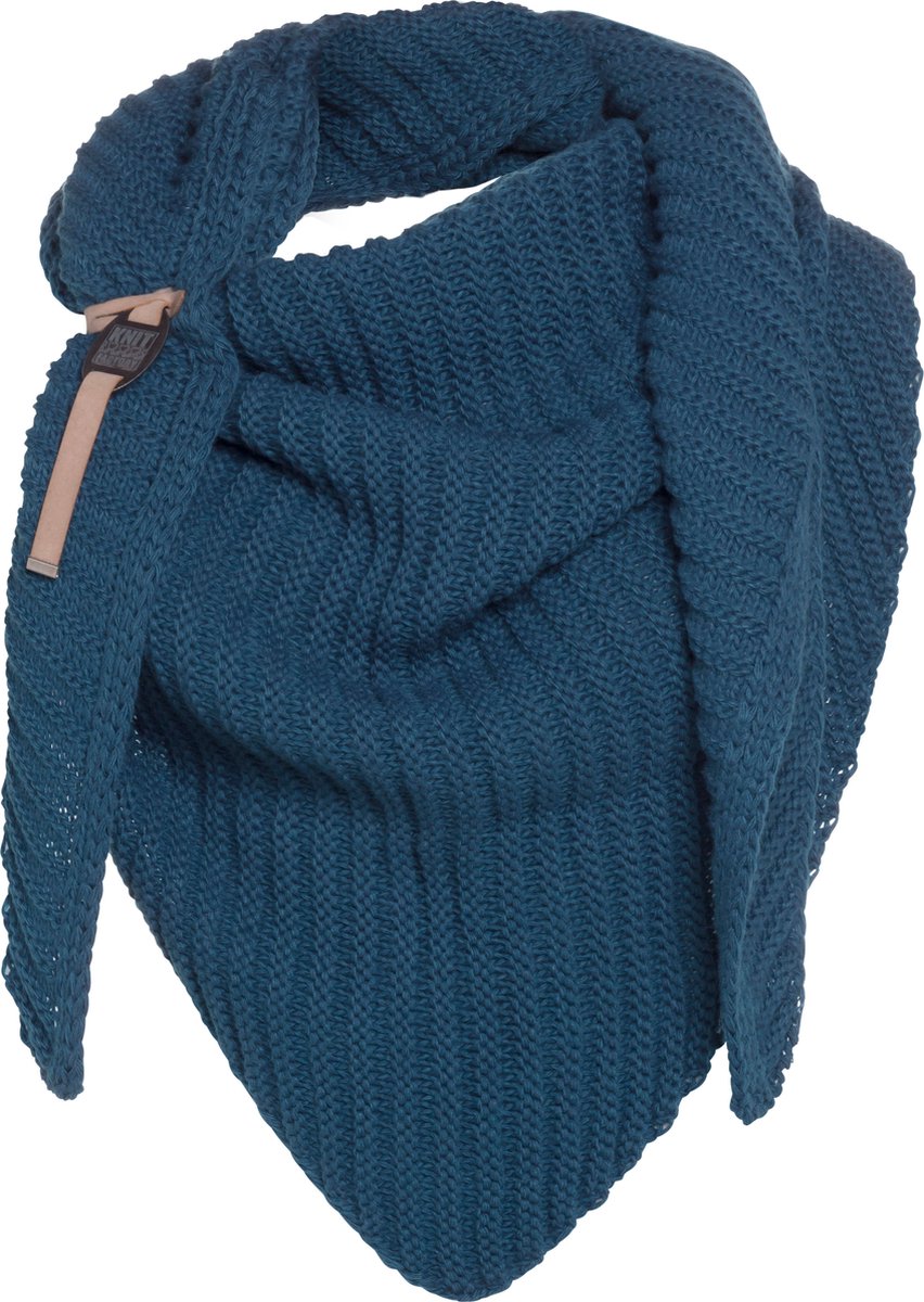 Knit Factory Demy Gebreide Omslagdoek - Driehoek Sjaal Dames - Dames sjaal - Wintersjaal - Stola - Wollen sjaal - Donkerblauwe sjaal - Petrol - 190x85 cm - Inclusief siersluiting