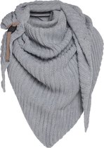 Knit Factory Demy Gebreide Omslagdoek - Driehoek Sjaal Dames - Dames sjaal - Wintersjaal - Stola - Wollen sjaal - Grijze sjaal - Licht Grijs - 190x85 cm - Inclusief siersluiting