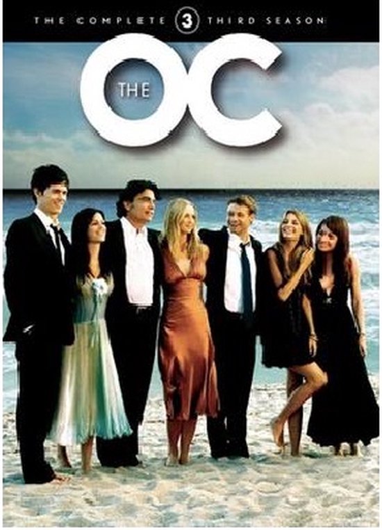 De cast van The O.C. seizoen 3 staat op het strand. Mannen in pak, vrouwen in jurken.