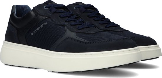 Gedetailleerde voorkant van donkerblauwe G-Star Raw sneakers. Witte zool, suède, mesh en lederen details.