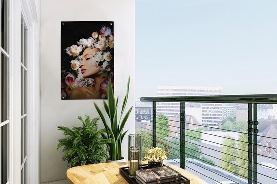 Tuinposter 40x60 cm - Tuindecoratie Vrouwen - Bloemen - Rozen - Portret - Poster voor in de tuin - Buiten decoratie - Schutting tuinschilderij - Tuindoek muurdecoratie - Wanddecoratie balkondoek