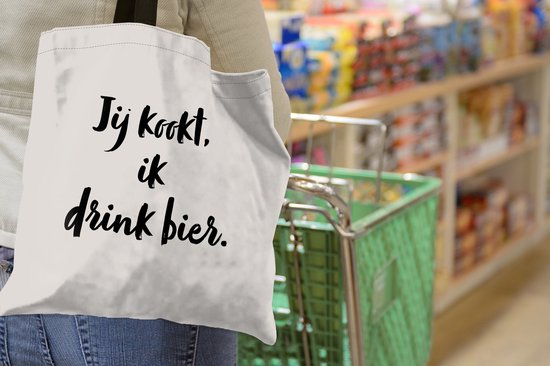 MuchoWow® Schoudertas - Strandtas - Big Shopper - Boodschappentas - Quote - Taupe - Jij kookt, ik drink bier - 45x45 cm - Katoenen tas