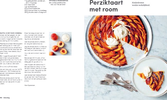 Perziktaart met room, met een stuk geserveerd op een bord.