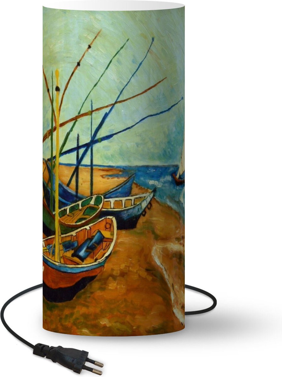 Lamp - Nachtlampje - Tafellamp slaapkamer - Vissersboten op het strand - Vincent van Gogh - 33 cm hoog - Ø14.3 cm - Inclusief LED lamp