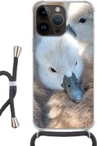 Geschikt voorApple Iphone 14 Pro - Crossbody Case - Zwanen - Licht - Kuiken - Siliconen - Crossbody - Backcover met Koord - Telefoonhoesje met koord - Hoesje met touw