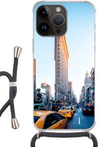 Geschikt voorApple Iphone 14 Pro - Crossbody Case - Druk verkeer rondom de Flatiron Building - Siliconen - Crossbody - Backcover met Koord - Telefoonhoesje met koord - Hoesje met touw