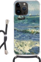 Geschikt voorApple Iphone 14 Pro - Crossbody Case - Zeegezicht bij Les Saintes-Maries-de-la-Mer - Vincent van Gogh - Siliconen - Crossbody - Backcover met Koord - Telefoonhoesje met koord - Hoesje met touw