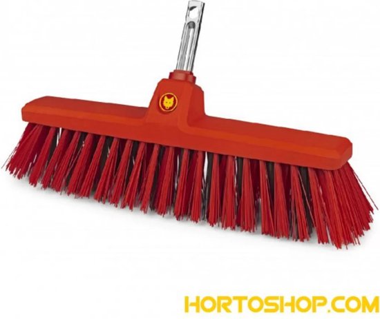 WOLF Garten straatbezem met brede rode borstels en een rood handvat. Wolf-Garten logo.