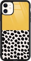Casimoda® hoesje - Geschikt voor iPhone 11 - Abstract Geel - Luxe Hard Case Zwart - Backcover telefoonhoesje - Geel