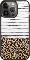 Casimoda® hoesje - Geschikt voor iPhone 13 Pro - Luipaard strepen - Luxe Hard Case Zwart - Backcover telefoonhoesje - Bruin/beige