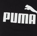 Close-up van het witte PUMA logo op een zwart T-shirt.