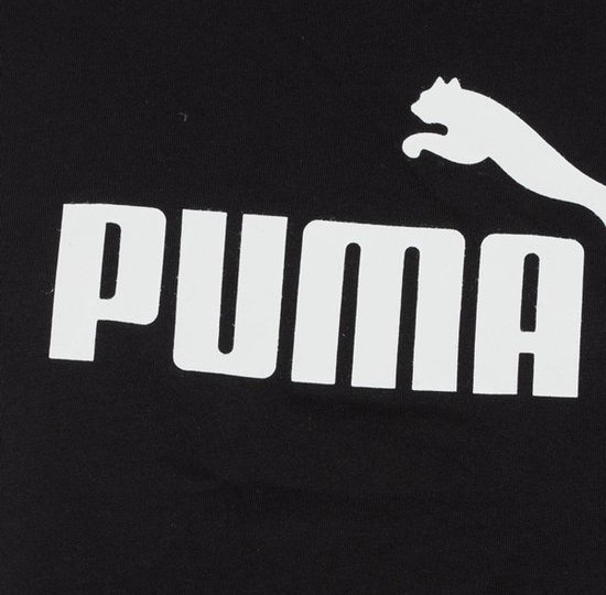 Close-up van het witte PUMA logo op een zwart T-shirt.