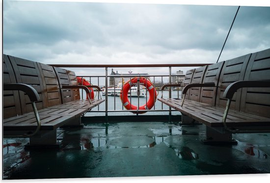 WallClassics - Dibond - Bankjes op Boot - 105x70 cm Foto op Aluminium (Met Ophangsysteem)