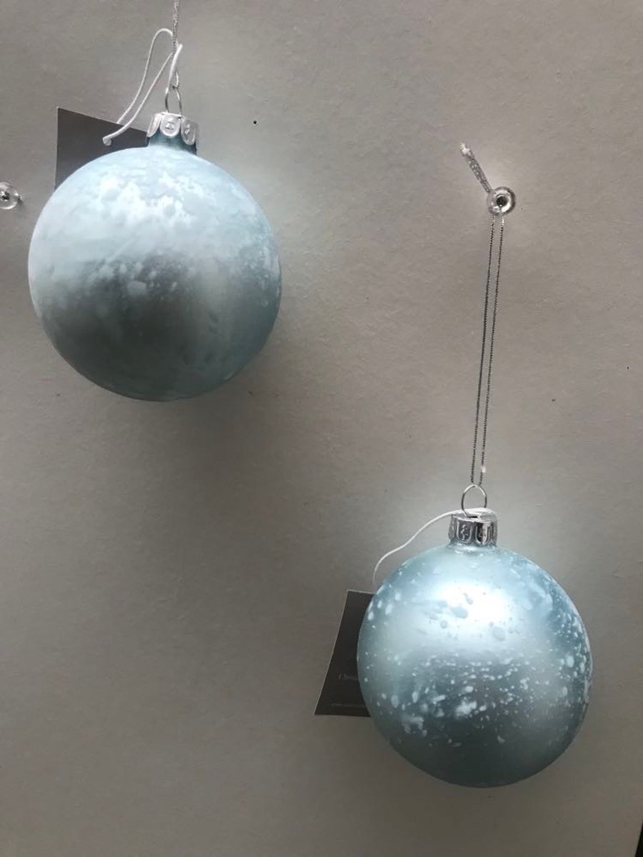 Set van 2 kerstballen grijs blauwig met sneeuw 8cm glas kerstornamenten