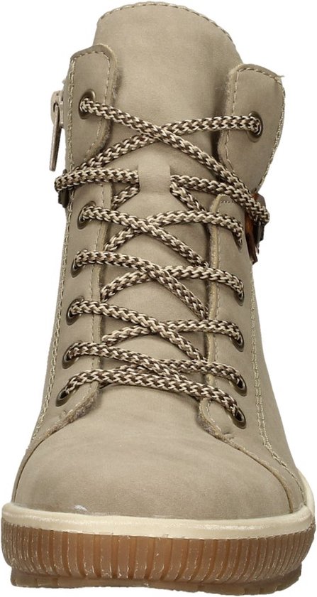 Beige hoge veterschoenen met bruine veters en bruine zolen, van voren gezien.