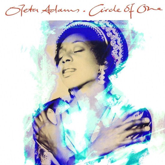 Oleta Adams op de albumhoes 'Circle of One'. Ze draagt een paars en wit geweven hoed en oorbellen, met haar ogen gesloten en armen over elkaar.
