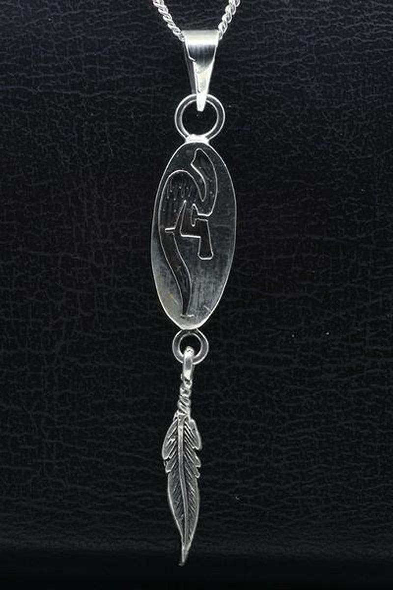 Zilveren Indiaan Kokopelli met veer hopi style ketting hanger