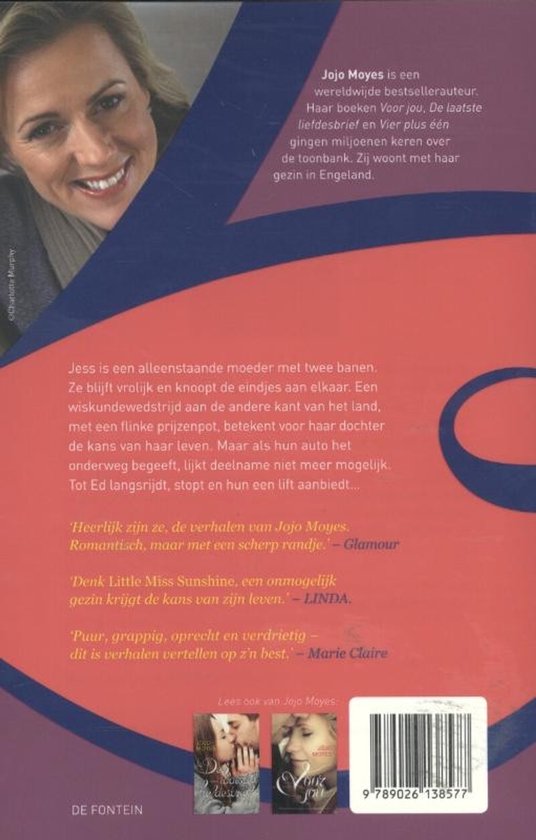 Achterkant van een boek met portret van de schrijfster Jojo Moyes en boekrecensies. Titel: Vier plus één.