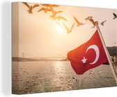 Canvas Schilderij Een Turkse vlag op een schip - 30x20 cm - Wanddecoratie