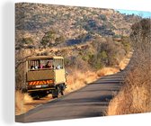 Canvas Schilderij Safaritocht door Nationaal park Pilanesberg in Zuid-Afrika - 90x60 cm - Wanddecoratie