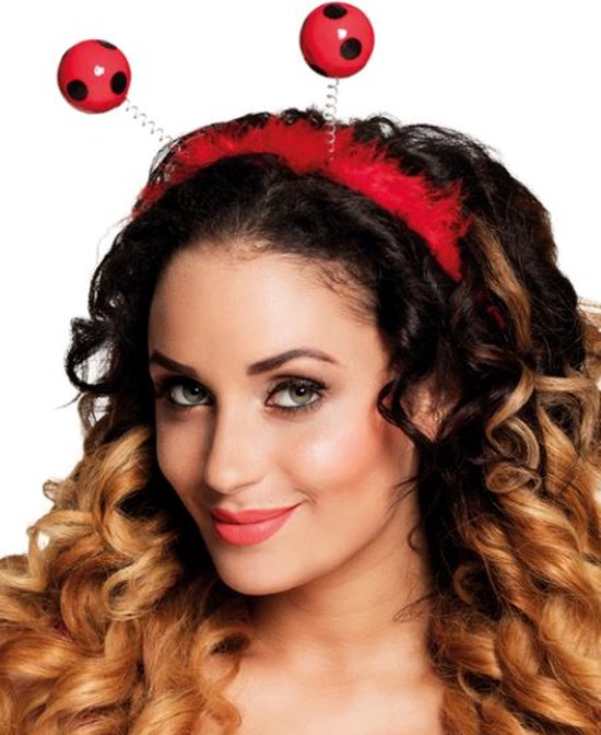 Rode diadeem met zwarte stippen en veren, met twee spiraaltjes met rode lieveheersbeestjesbolletjes.