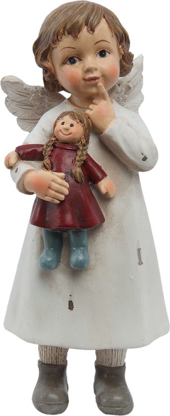Wit engelbeeld van polyresin, draagt een pop, witte jurk, bruine laarzen. Vooraanzicht.