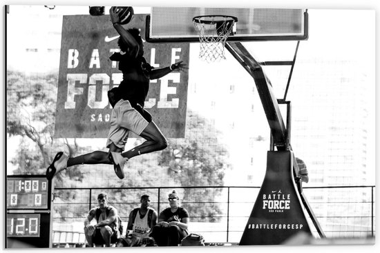 Dibond - Zwart Wit Foto van Basketballer  - 60x40cm Foto op Aluminium (Met Ophangsysteem)