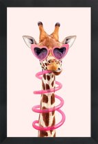 JUNIQE - Poster in houten lijst Dorstige Giraffe -60x90 /Bruin & Roze