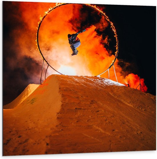 Dibond - Snowboarder door Vuur - 100x100cm Foto op Aluminium (Met Ophangsysteem)