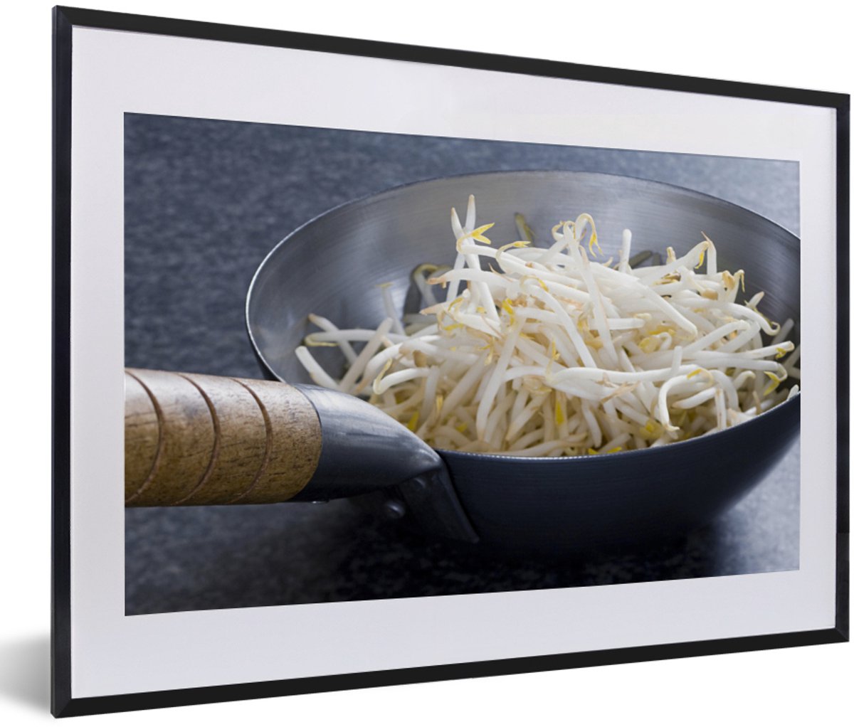 Foto in lijst - Wok pan gevuld taugé fotolijst zwart met witte passe-partout 60x40 cm - Po