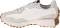Linker zijaanzicht van de witte New Balance 327 sneaker met 'new balance' tekst.