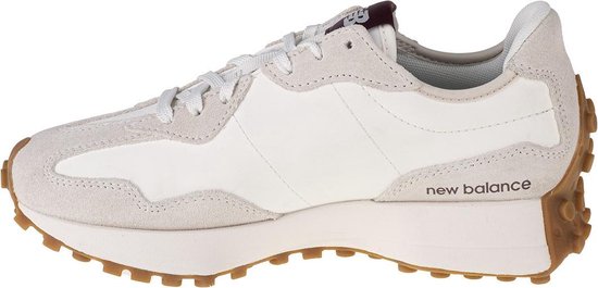 Linker zijaanzicht van de witte New Balance 327 sneaker met 'new balance' tekst.