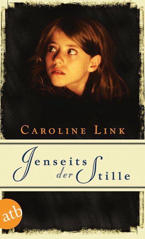 Jenseits der Stille : Une image en gros plan d'une jeune fille aux cheveux bruns, regardant vers la gauche.
