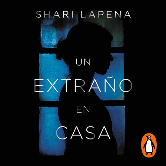 Boekcover met silhouet van een vrouw tegen een blauwe, raamachtige achtergrond met de titel "Un extraño en casa" en een pinguïnlogo.