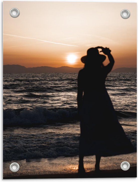 Tuinposter – Vrouw met Hoed bij de Zee in de Avond - 30x40cm Foto op Tuinposter  (wanddecoratie voor buiten en binnen)