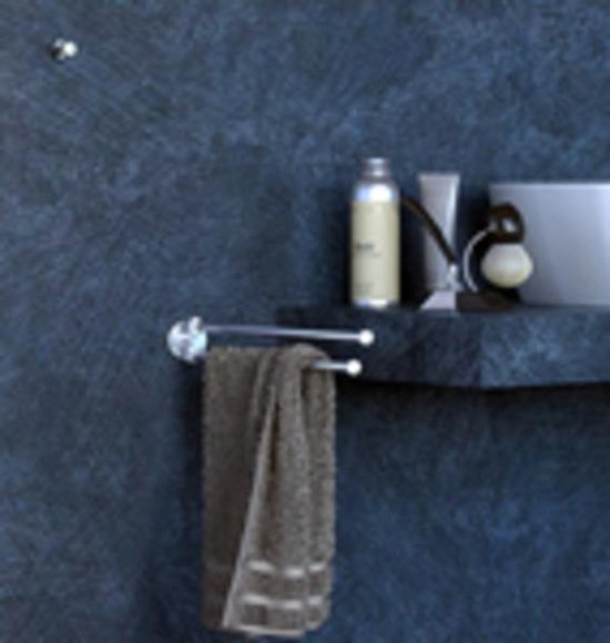 Een handdoekrek met twee stangen, bevestigd aan een donkere muur naast een plank met badkamerproducten.