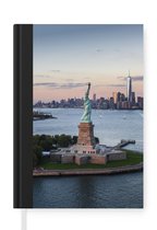 Notitieboek - Schrijfboek - New York - Vrijheidsbeeld - Skyline - Notitieboekje klein - A5 formaat - Schrijfblok