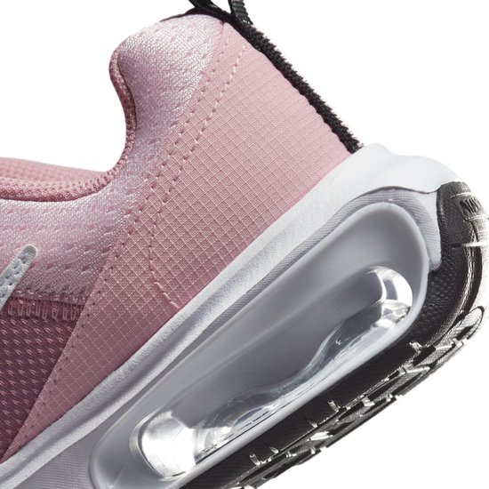 Close-up van de roze Nike sneaker, met de focus op de air unit.