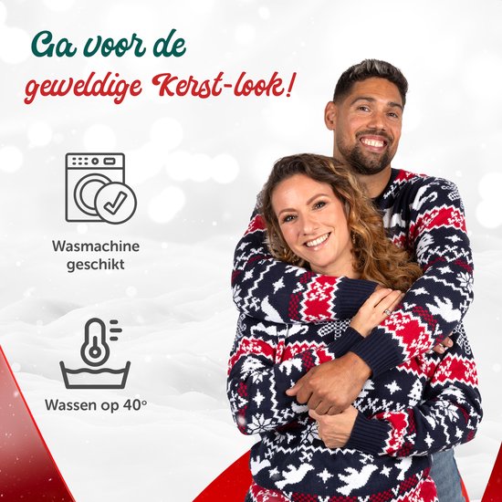 Man en vrouw omhelzen elkaar, beiden in kersttruien met rendieren, sneeuwvlokken en kerstbomen. Machine wasbaar op 40°.