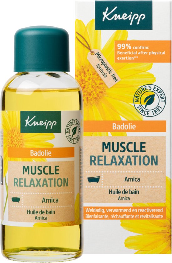 Kneipp Badolie Muscle Relaxation Arnica in een glazen fles met groene dop. Het etiket toont een zonnebloem en de tekst "Badolie Muscle Relaxation Arnica". Een kartonnen doos met dezelfde opdruk staat ernaast.