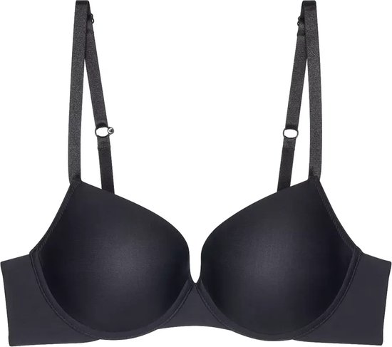 Zwarte push-up beha met voorgevormde cups en verstelbare bandjes op een witte achtergrond.
